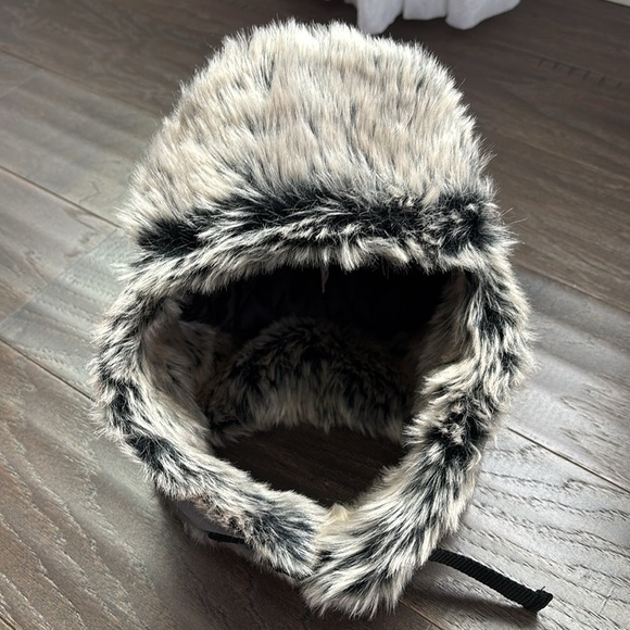 Levis Earflap faux fur hat,adjustable strap,quilt lined,warm winter protection - Picture 10 of 11